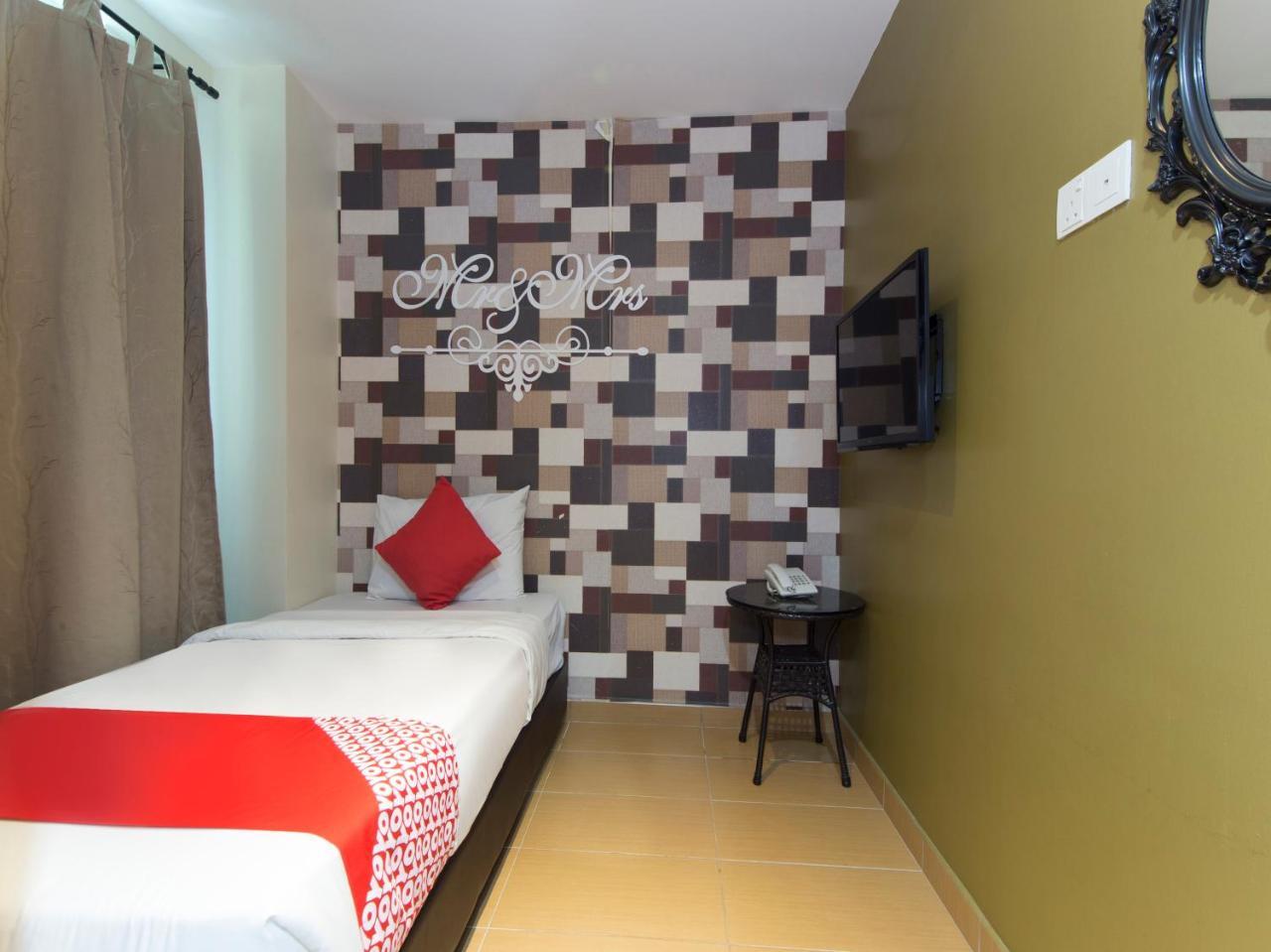 Oyo 604 Hotel Est Equine Park เซอรีเคมบางัน ภายนอก รูปภาพ
